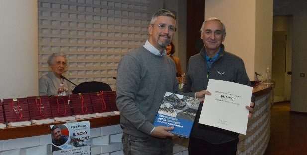 Seregno Gs Camosci Pino Tagliabue a destra premia Paolo Malaguti