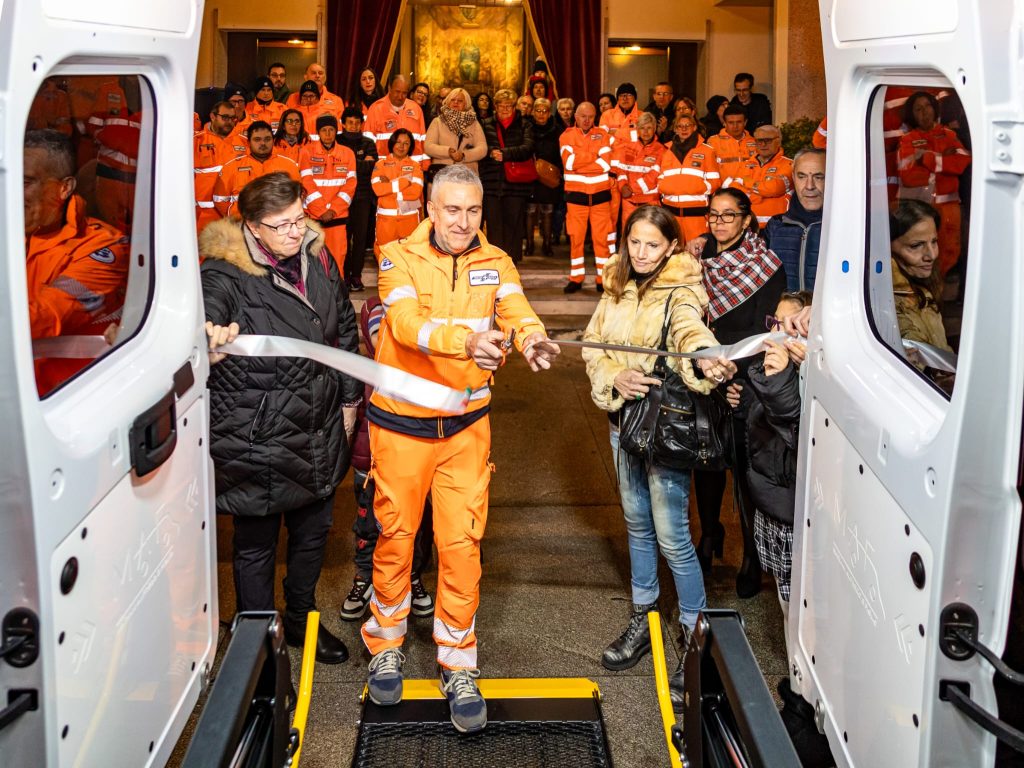 L'inaugurazione del nuovo mezzo della Croce bianca di Giussano