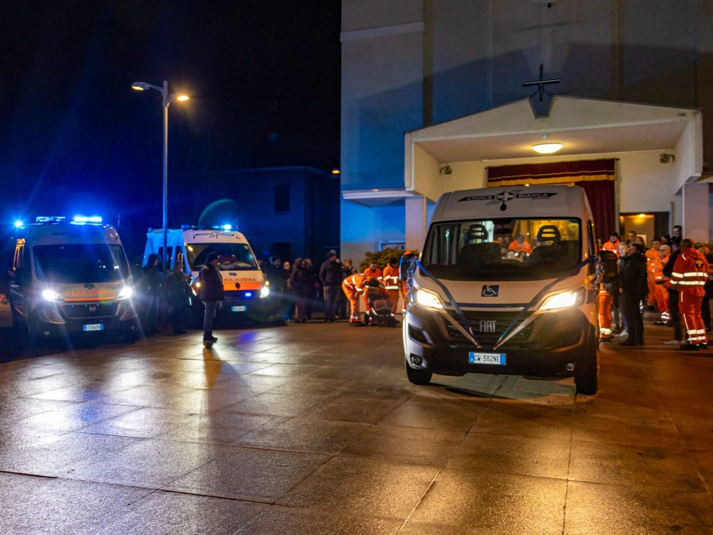 L'inaugurazione del nuovo mezzo della Croce bianca di Giussano