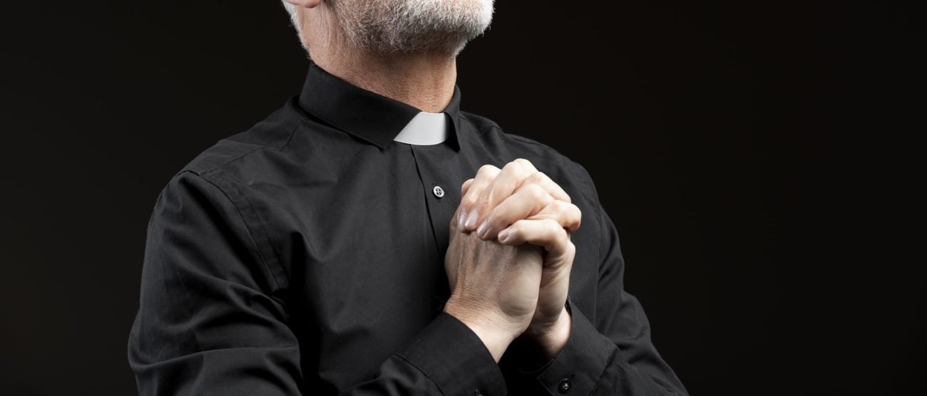 Prete sacerdote preghiera - foto Freepik