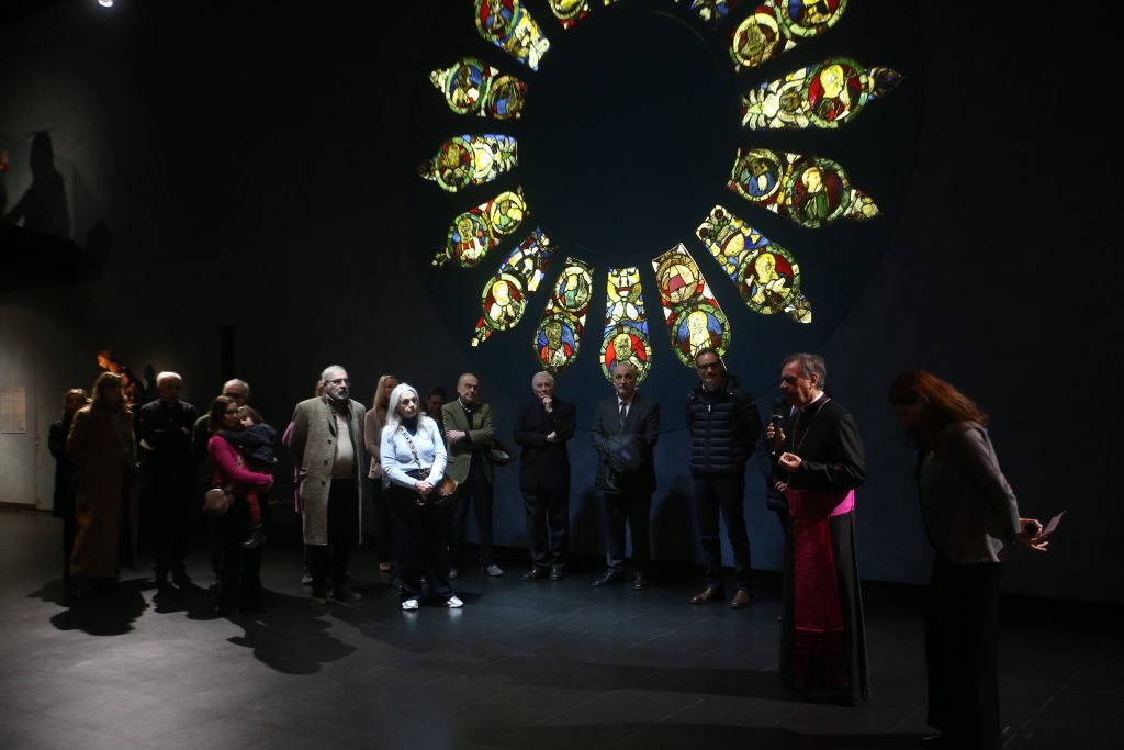 Monsignor Mosconi all'apertura della mostra al Museo del duomo di Monza