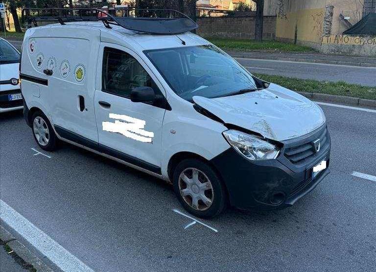 Il furgone con i segni dell'incidente
