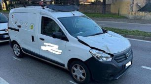 Il furgone con i segni dell'incidente