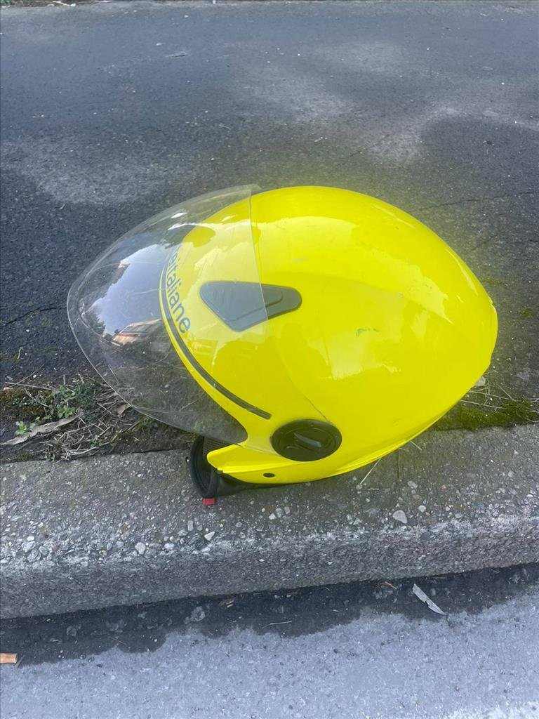 Il casco perso dal postino