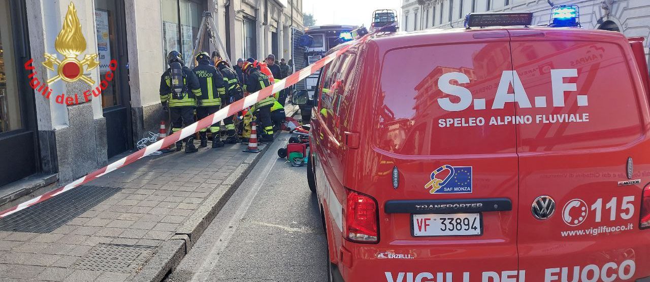 Monza I soccorsi alla anziana caduta in un tombino in via Manzoni - foto Vigili del fuoco