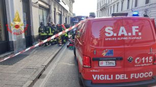 Monza I soccorsi alla anziana caduta in un tombino in via Manzoni - foto Vigili del fuoco