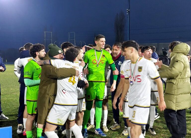Calcio Eccellenza Giocatori della Rovato Vertovese festeggiano a Seregno