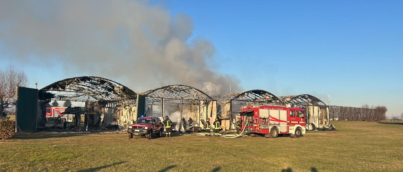 Cogliate incendio campo volo: gli hangar bruciati