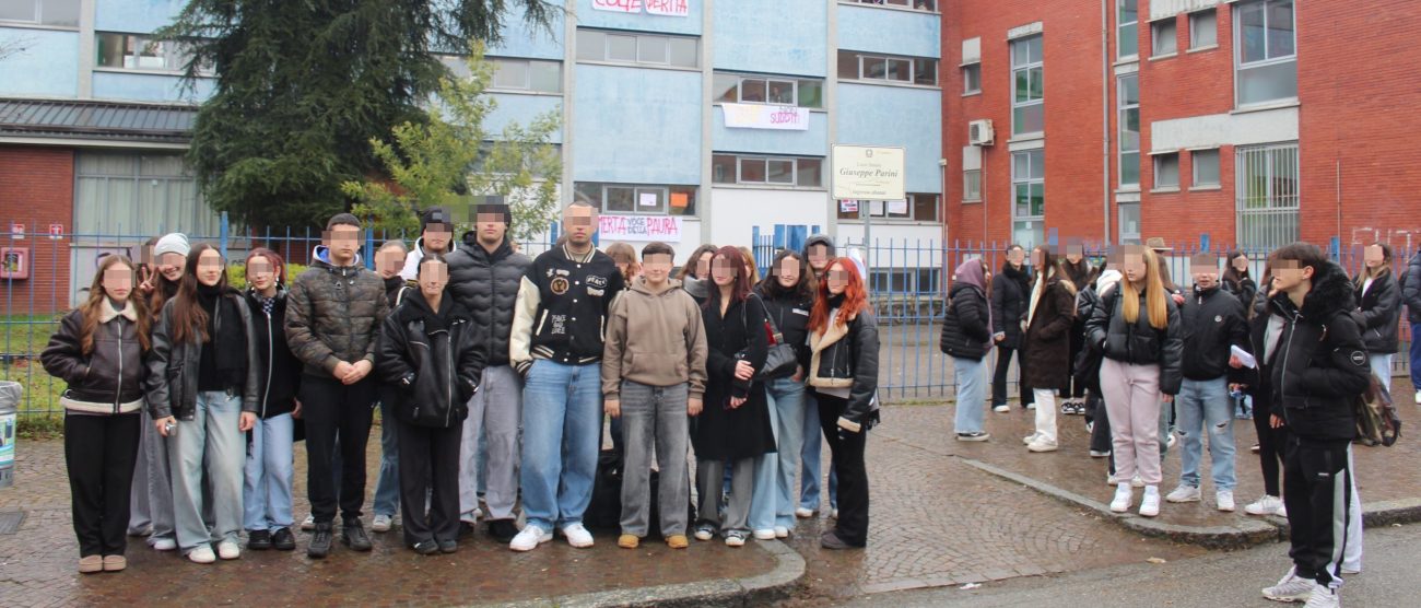 Seregno liceo Parini Gli studenti davanti alla sede di via Gramsci a Seregno, al termine dell'assemblea