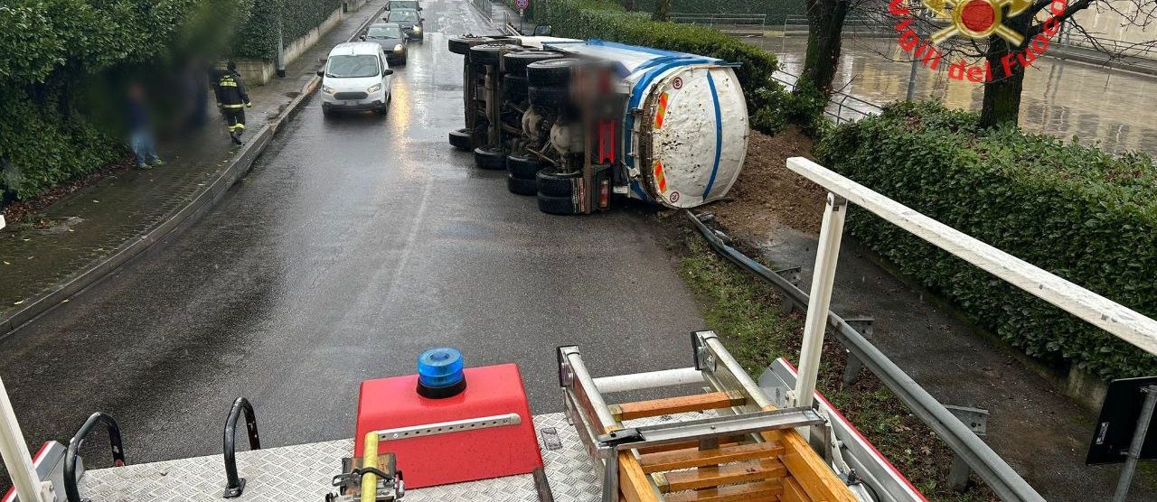 Macherio camion cava ribaltato - foto Vigili del fuoco