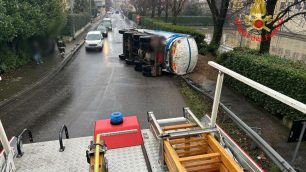 Macherio camion cava ribaltato - foto Vigili del fuoco