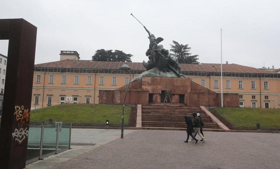 Monza piazza Trento Trieste monumento ai Caduti - foto Radaelli