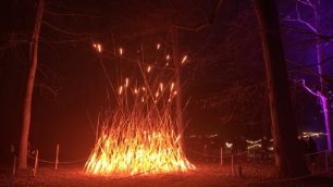 Un fuoco creato da un gioco di luci nell'inverno 2023 al parco di Monza per l'evento Trame di Luce