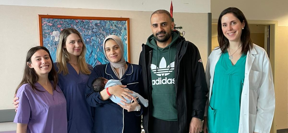 Primo nato 2025 Ospedale di Vimercate Omar con genitori e lo staff