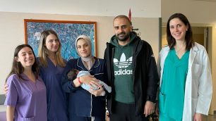 Primo nato 2025 Ospedale di Vimercate Omar con genitori e lo staff