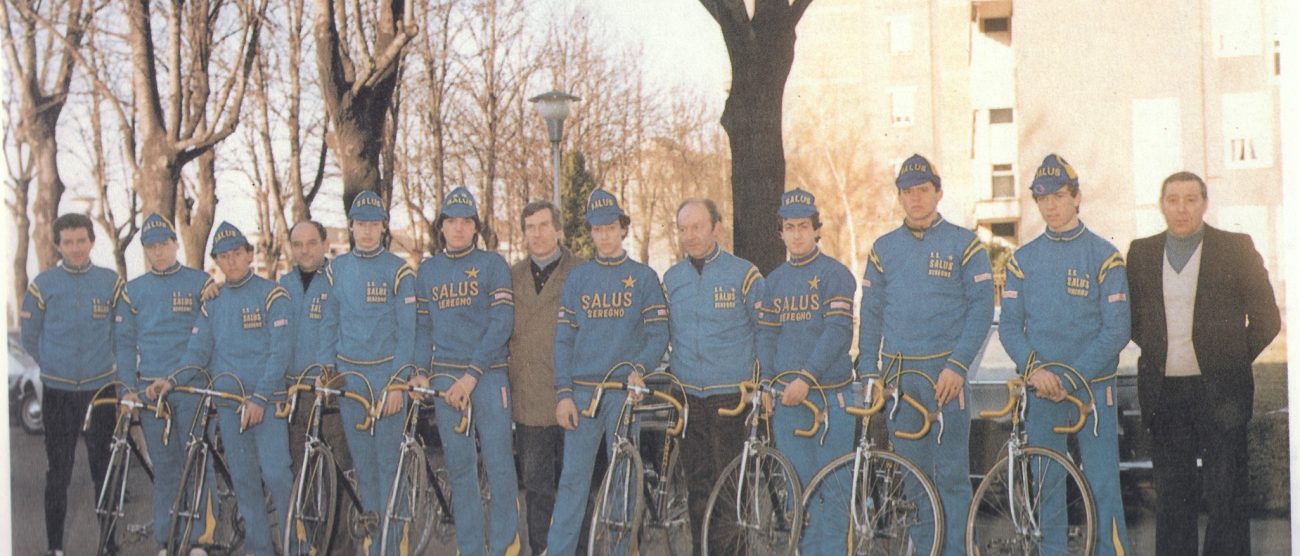 Ciclismo Alberto Giussani (primo a destra) con una formazione dilettanti juniores della Salus Seregno