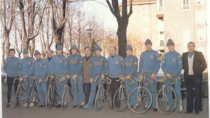 Ciclismo Alberto Giussani (primo a destra) con una formazione dilettanti juniores della Salus Seregno