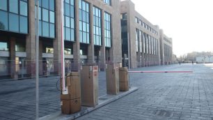 Monza piazza Cambiaghi l'installazione degli accessi al parcheggio - foto Radaelli