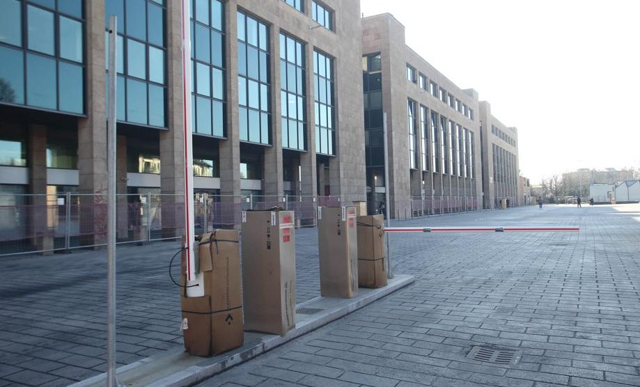 Monza piazza Cambiaghi l'installazione degli accessi al parcheggio - foto Radaelli