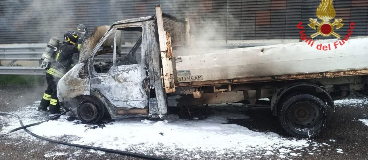 A4 incendio furgone - foto Vigili del fuoco