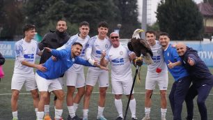 Calcio Folgore Caratese calciatori con l'aquila Olimpia allo SportItalia Village