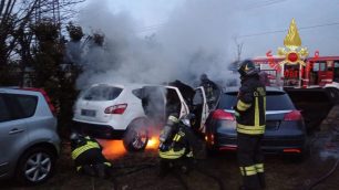 Cesano Maderno auto a fuoco