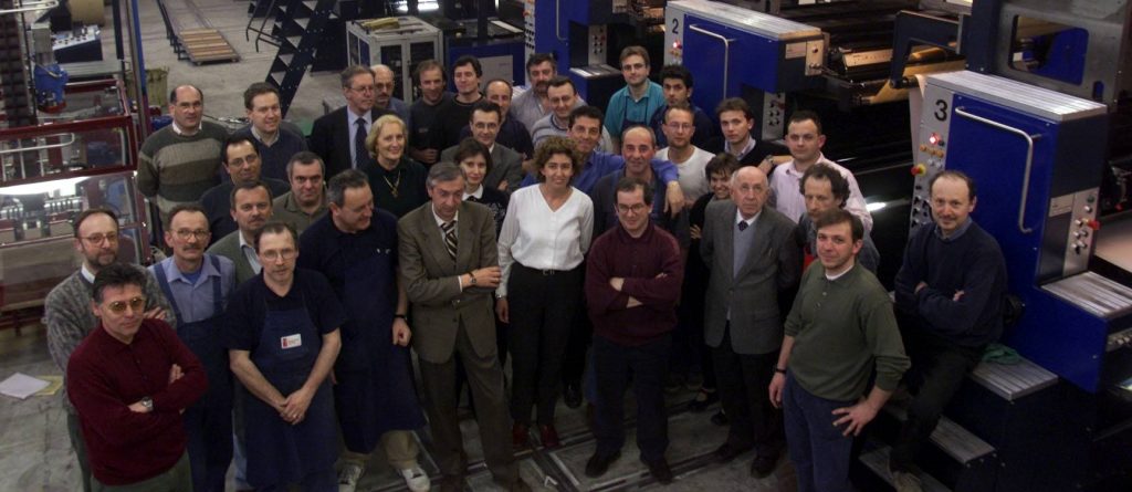 Antonio Radice (al centro della foto in giacca e braccia conserte) con il personale della Tipografica sociale e del Cittadino