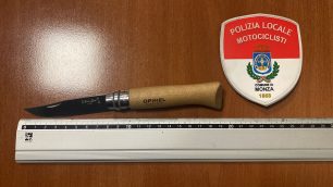 Monza polizia locale coltello a serramanico