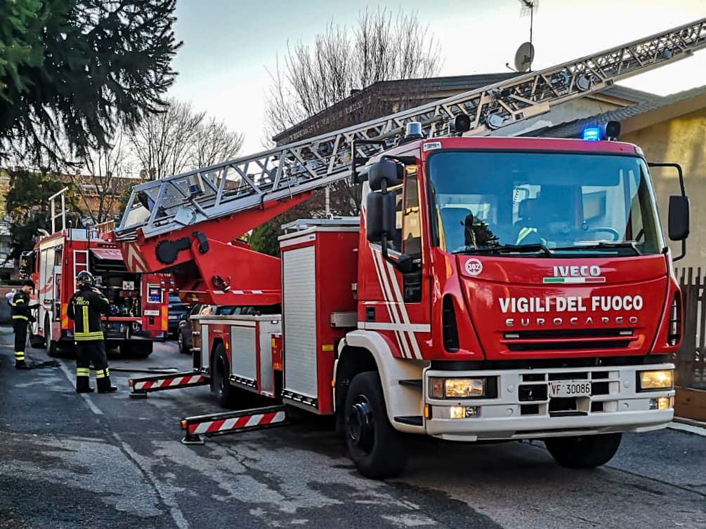 Vigili del fuoco in via Alberto da Giussano a Meda