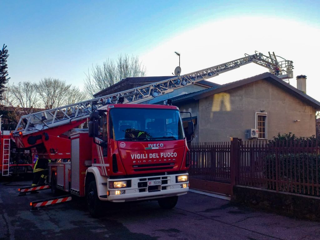 Vigili del fuoco in via Alberto da Giussano a Meda