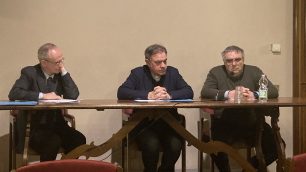 Fondo Schuster da sinistra, Guido Meregalli, l'arciprete Marino Mosconi ed Emanuele Patrini