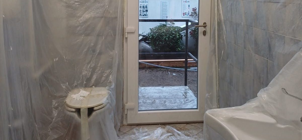 Barlassina il bagno della biblioteca con la porta a vetri