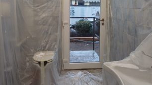 Barlassina il bagno della biblioteca con la porta a vetri
