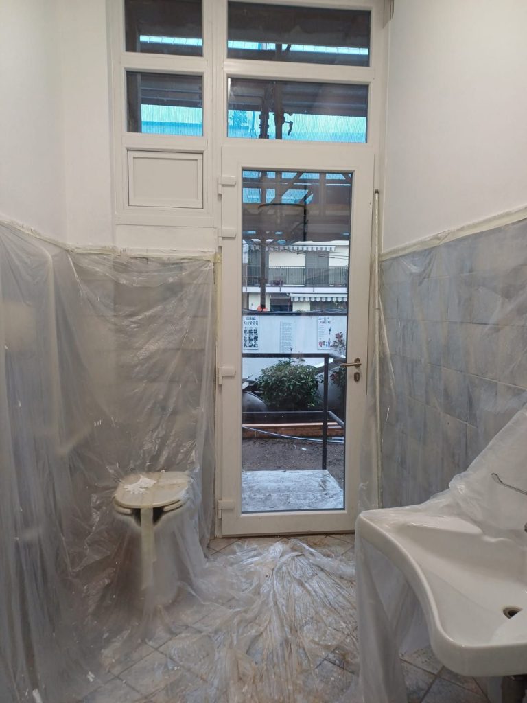 Barlassina il bagno della biblioteca con la porta a vetri