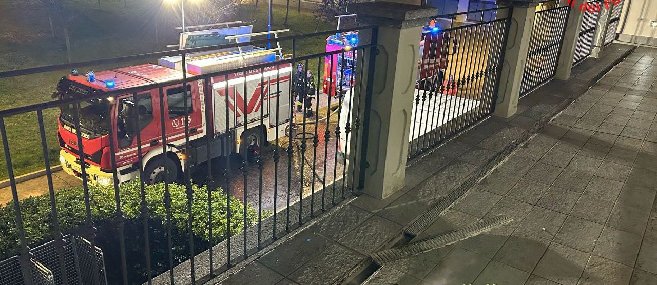 I mezzi dei vigili del fuoco sul posto a Monza