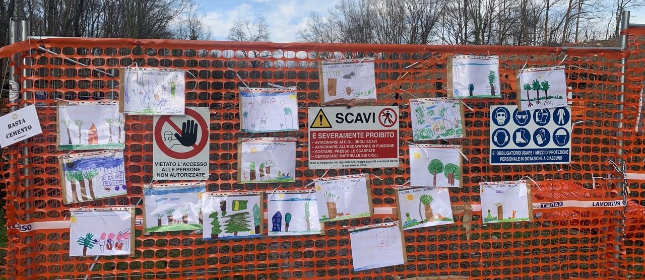 Arcore Bernate camminata Pedemontana disegni bambini asilo sul cantiere