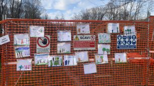 Arcore Bernate camminata Pedemontana disegni bambini asilo sul cantiere