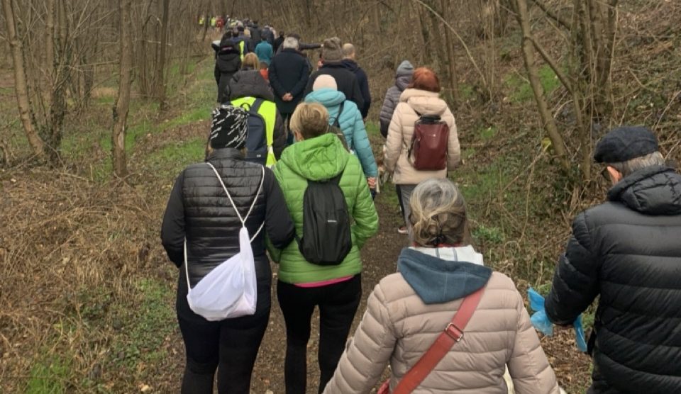 Arcore Bernate camminata Pedemontana in fila per il sentiero