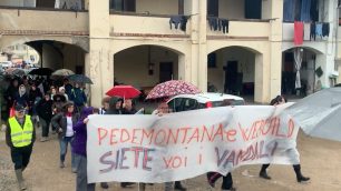 Arcore Bernate camminata Pedemontana partenza con striscione