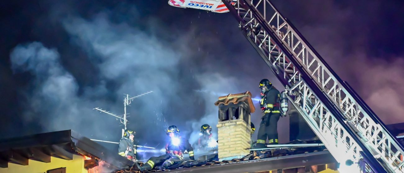 Briosco incendio tetto vigili del fuoco