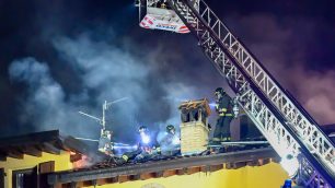 Briosco incendio tetto vigili del fuoco
