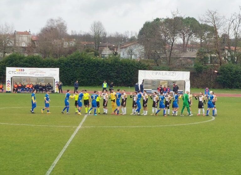Calcio Eccellenza scambio saluti tra calciatori Sestese Ardor Lazzate