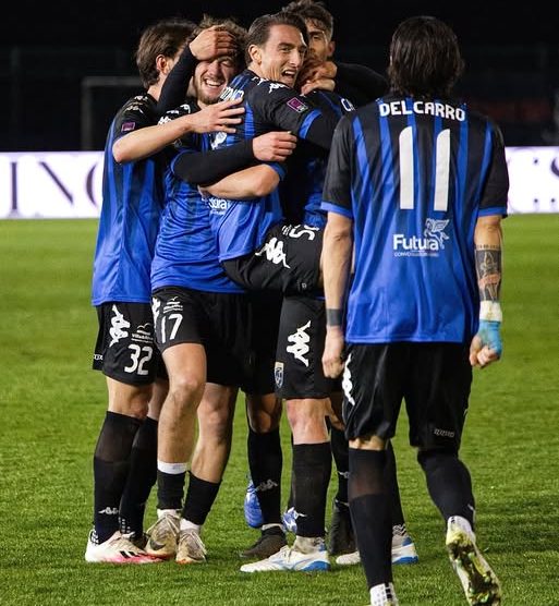 I calciatori del Renate festeggiano la vittoria contro il Padova