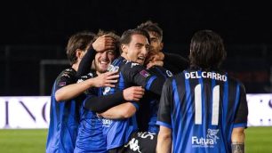I calciatori del Renate festeggiano la vittoria contro il Padova
