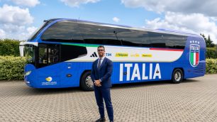 Carlo Frigerio e il pullman della Nazionale di calcio