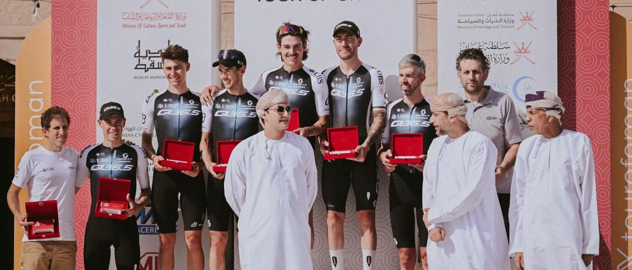 Ciclismo Nizzolo Giacomo sesto da sx podio Tour of Oman 2025 Classifica squadre