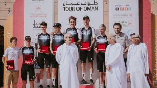 Ciclismo Nizzolo Giacomo sesto da sx podio Tour of Oman 2025 Classifica squadre