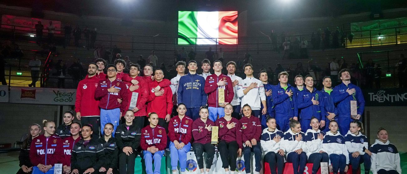 Campionati italiani di ginnastica a Desio, al centro in alto squadra Pro Carate