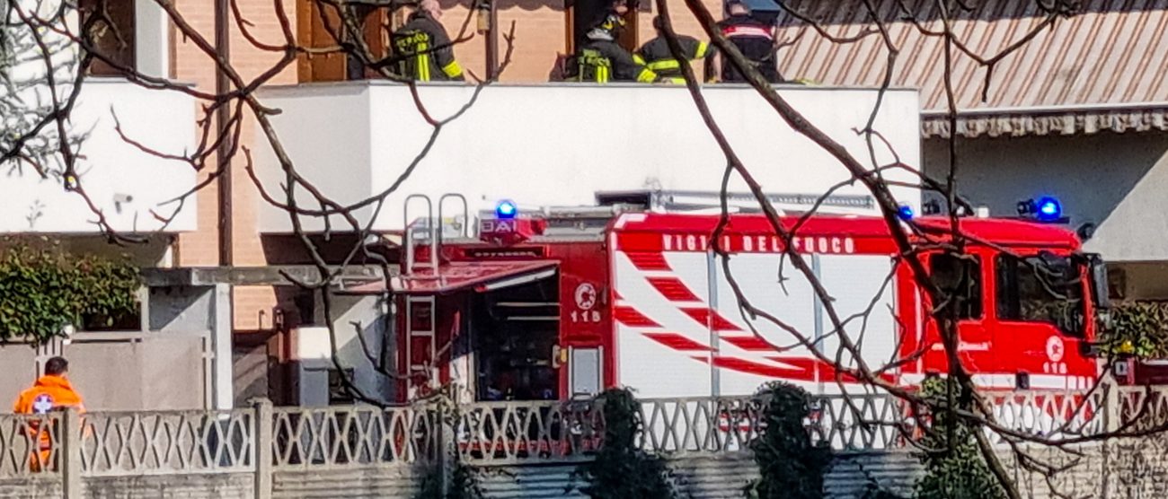 Giussano incendio balcone vigili del fuoco