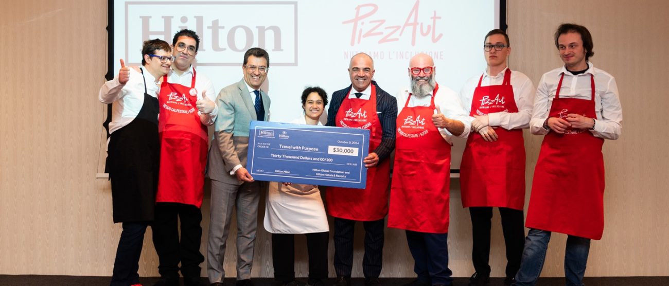 Lavoro inclusione Hilton PizzAut. Al centro la neo assunta Chiara